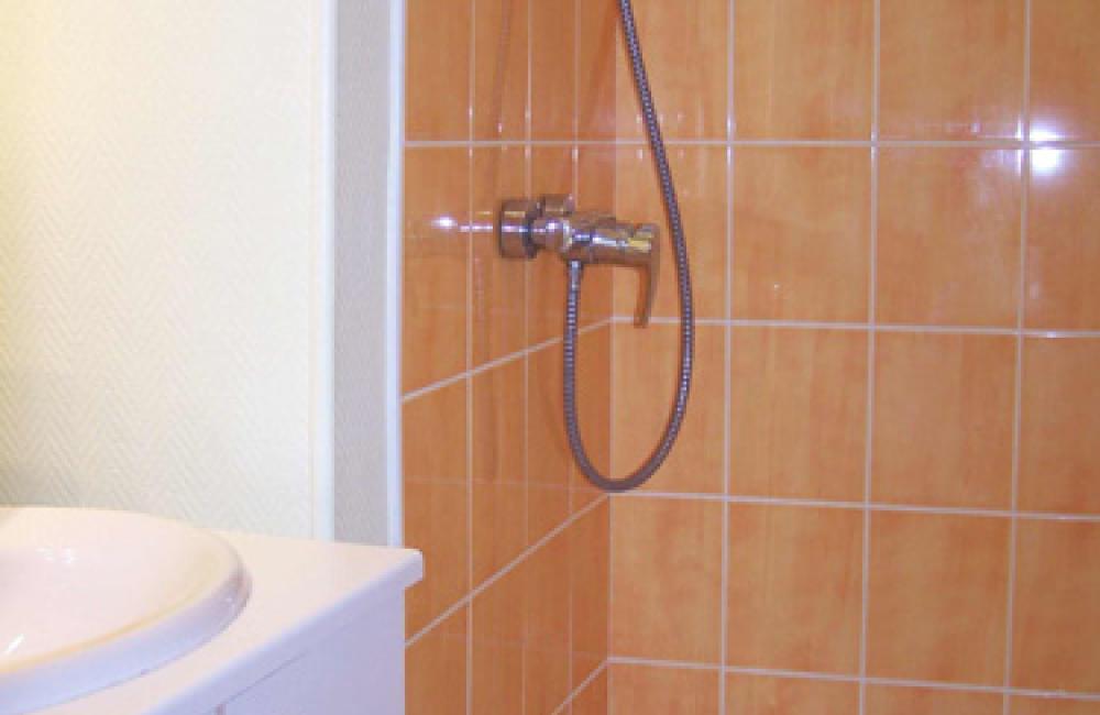 Capvern location appartement villa mary T1BIS N°1B Salle d'eau avec douche