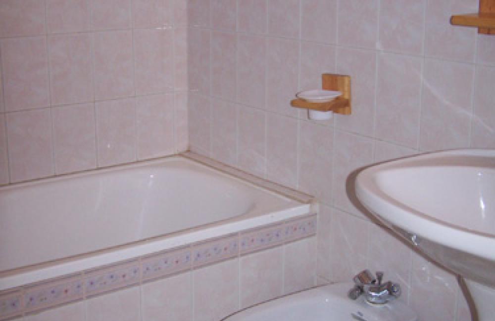 Capvern location appartement villa mary T2 N°7 Salle de bain avec baignoire